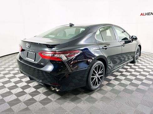 Used 2023 Toyota Camry SE image 3