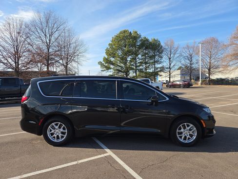 Certified 2023 Chrysler Pacifica Touring-L image 6