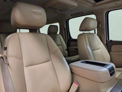 Used 2011 Chevrolet Suburban LTZ image 29