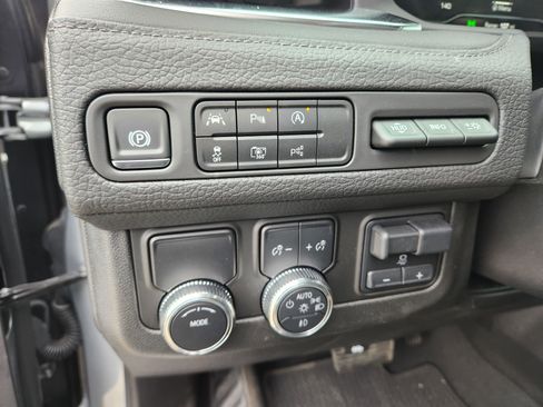 Used 2024 GMC Yukon Denali w/ Advanced Technology Package image 23