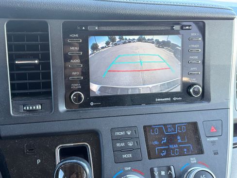 Used 2018 Toyota Sienna XLE FWD image 19
