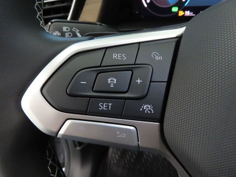 Used 2026 Volkswagen Atlas SE FWD image 13
