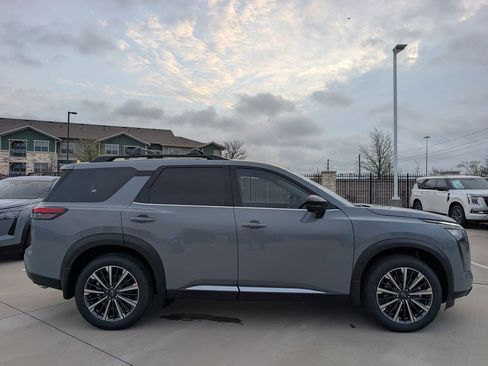New 2026 Nissan Pathfinder Platinum FWD image 3