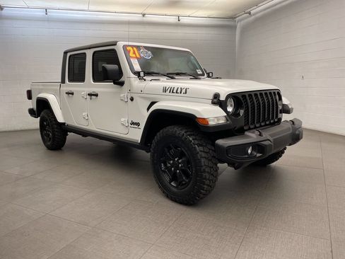 Used 2021 Jeep Gladiator Overland AWD/4WD image 3