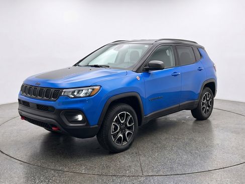 Used 2025 Jeep Compass Trailhawk AWD/4WD image 3