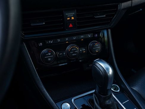 Used 2020 Volkswagen Jetta SE w/ SE Cold Weather Package FWD image 20
