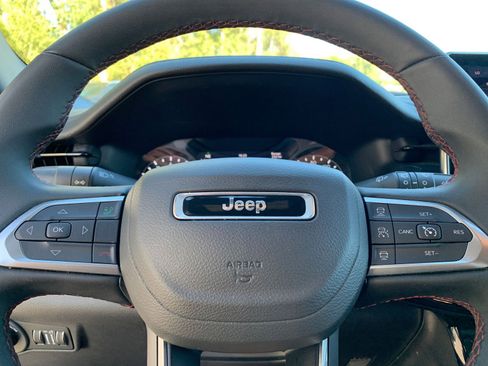 Used 2025 Jeep Compass Trailhawk image 27