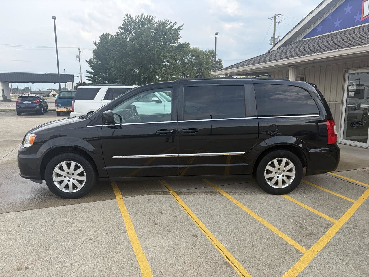 Used 2016 Chrysler Town & Country Touring FWD image 4