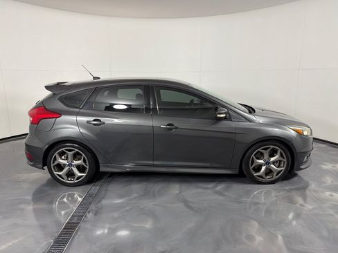 Used 2017 Ford Focus ST FWD image 4