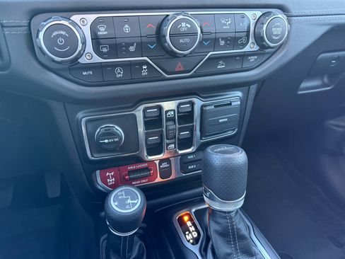 Used 2025 Jeep Gladiator Mojave w/ Convenience Group image 19