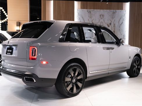 Used 2023 Rolls-Royce Cullinan w/ Cullinan Package image 12