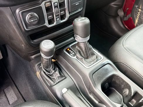 Used 2022 Jeep Wrangler Unlimited Sahara AWD/4WD image 18