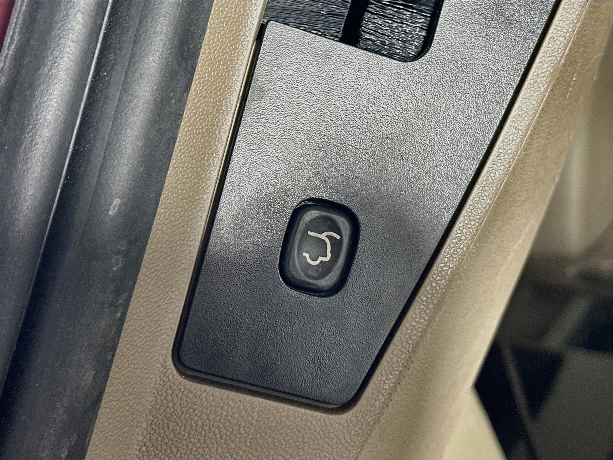 Used 2016 Chrysler Town & Country Touring FWD image 27