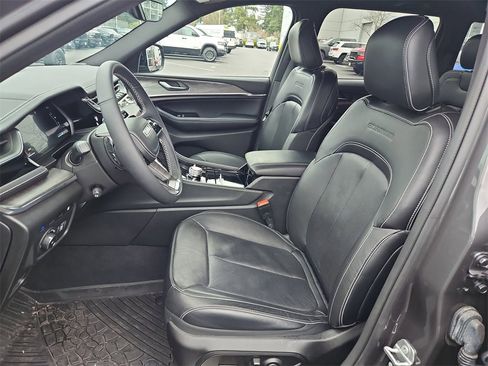 Used 2023 Jeep Grand Cherokee Overland image 21