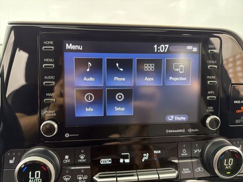 Used 2020 Toyota Highlander XLE AWD/4WD image 16