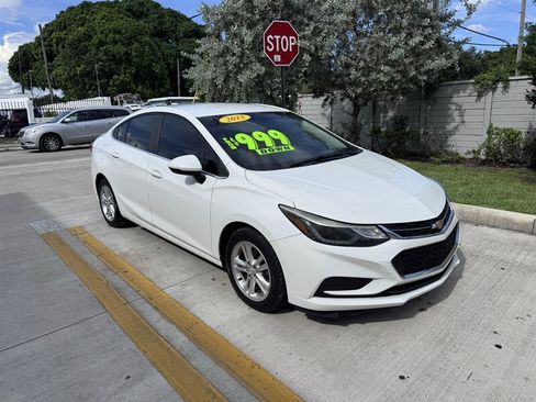 Used 2018 Chevrolet Cruze LT FWD image 3
