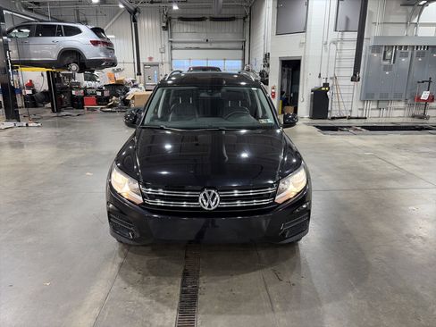 Used 2017 Volkswagen Tiguan S image 2
