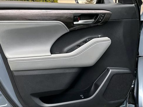 Used 2024 Toyota Highlander Platinum image 22