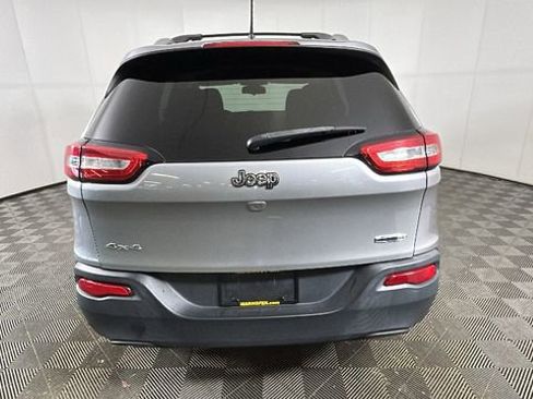 Used 2016 Jeep Cherokee Latitude w/ Cold Weather Group AWD/4WD image 4