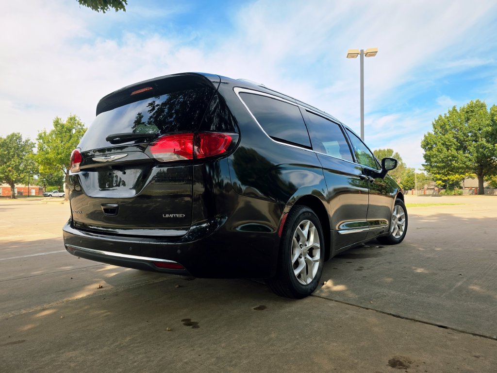 Used 2020 Chrysler Pacifica Limited FWD image 17