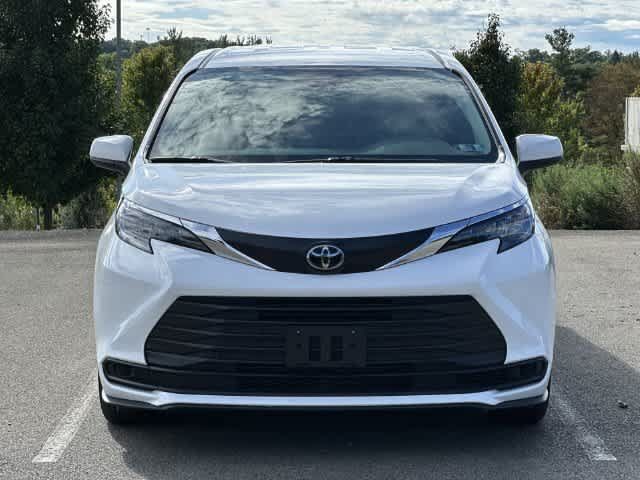 Used 2026 Toyota Sienna LE AWD/4WD image 28