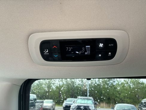 Used 2023 Chrysler Pacifica Touring-L FWD image 20