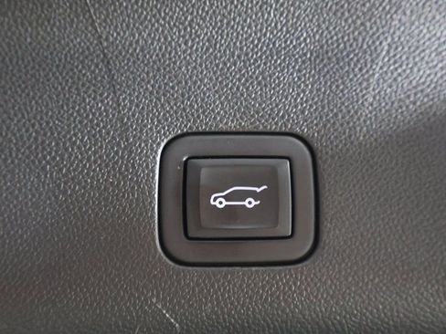 Used 2023 Chevrolet Suburban Premier image 22