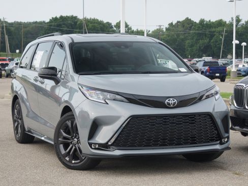 Used 2026 Toyota Sienna XSE FWD image 7