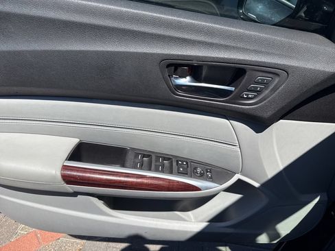 Used 2017 Acura TLX FWD image 3