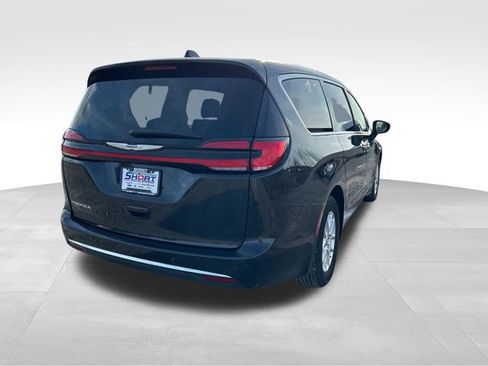 Used 2023 Chrysler Pacifica Touring-L image 5