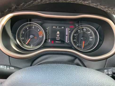 Used 2017 Jeep Cherokee Sport FWD image 8