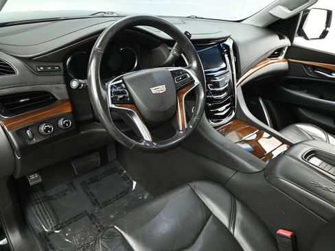 Used 2019 Cadillac Escalade Luxury image 10