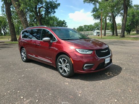 Used 2022 Chrysler Pacifica Pinnacle AWD/4WD image 8
