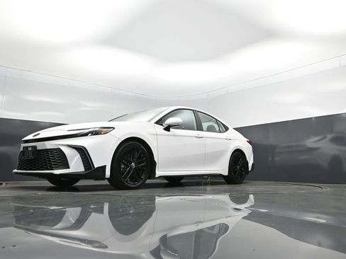 Used 2025 Toyota Camry SE w/ Convenience Package image 39