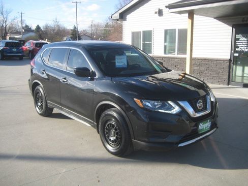 Used 2019 Nissan Rogue S image 2