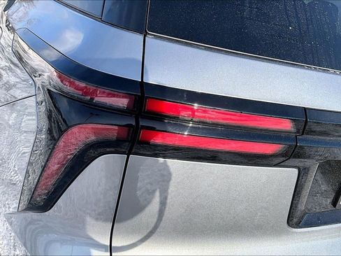 Used 2025 Chevrolet Traverse LT image 25