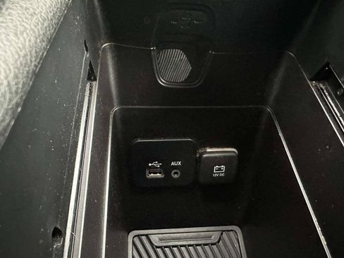 Used 2015 Chrysler 200 Limited w/ Convenience Group FWD image 10