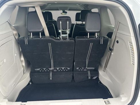 Used 2024 Chrysler Pacifica Select image 52