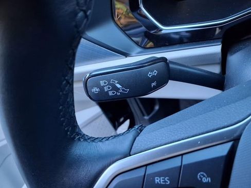 Used 2023 Volkswagen Jetta SE w/ Panoramic Sunroof Package FWD image 9
