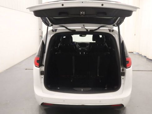 Certified 2025 Chrysler Pacifica Select FWD image 11