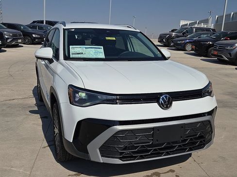 Used 2025 Volkswagen Taos SE FWD image 3