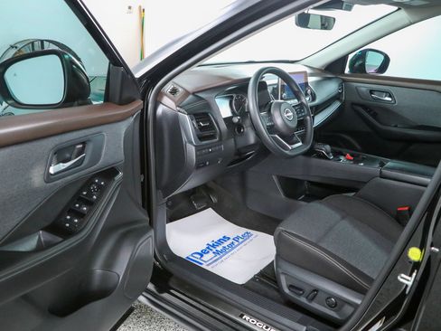 Used 2023 Nissan Rogue SV FWD image 3