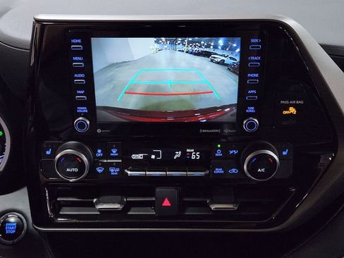 Used 2022 Toyota Highlander XLE image 37