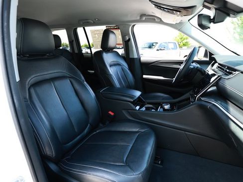 Used 2023 Jeep Grand Cherokee Laredo RWD image 28