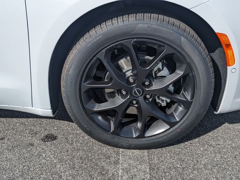 New 2026 Chrysler Pacifica Limited image 11