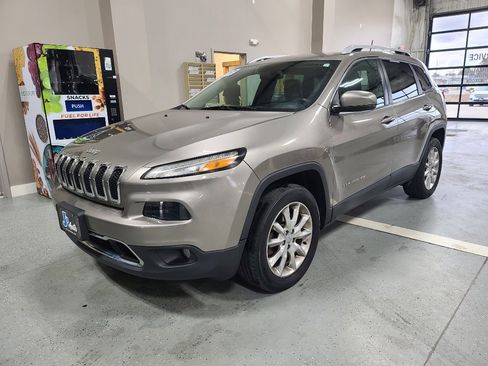 Used 2017 Jeep Cherokee Limited w/ Luxury Group AWD/4WD image 2