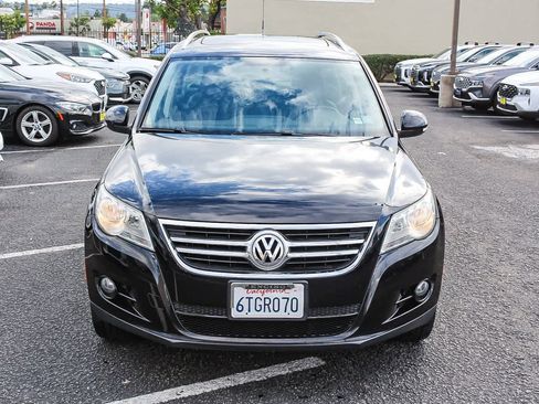 Used 2011 Volkswagen Tiguan SE image 2