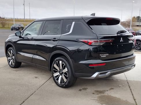 New 2025 Mitsubishi Outlander SE image 18