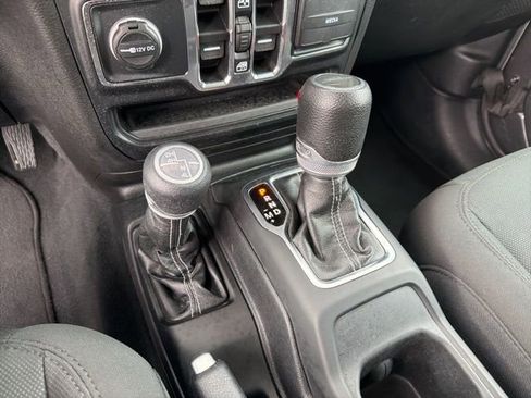 Used 2023 Jeep Gladiator Overland AWD/4WD image 19