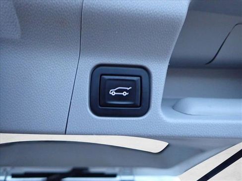 Used 2023 GMC Acadia SLT image 9